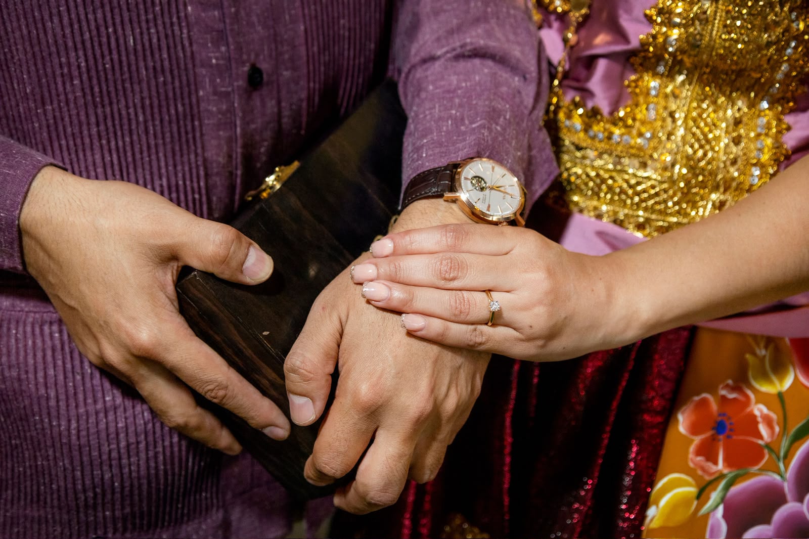 Las manos de Chantal y Oscar con el anillo de compromiso